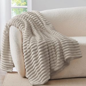 Fluffy fleece blanket 127x152 cm beige.