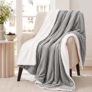 Thick warm soft gray blanket 150x200cm.